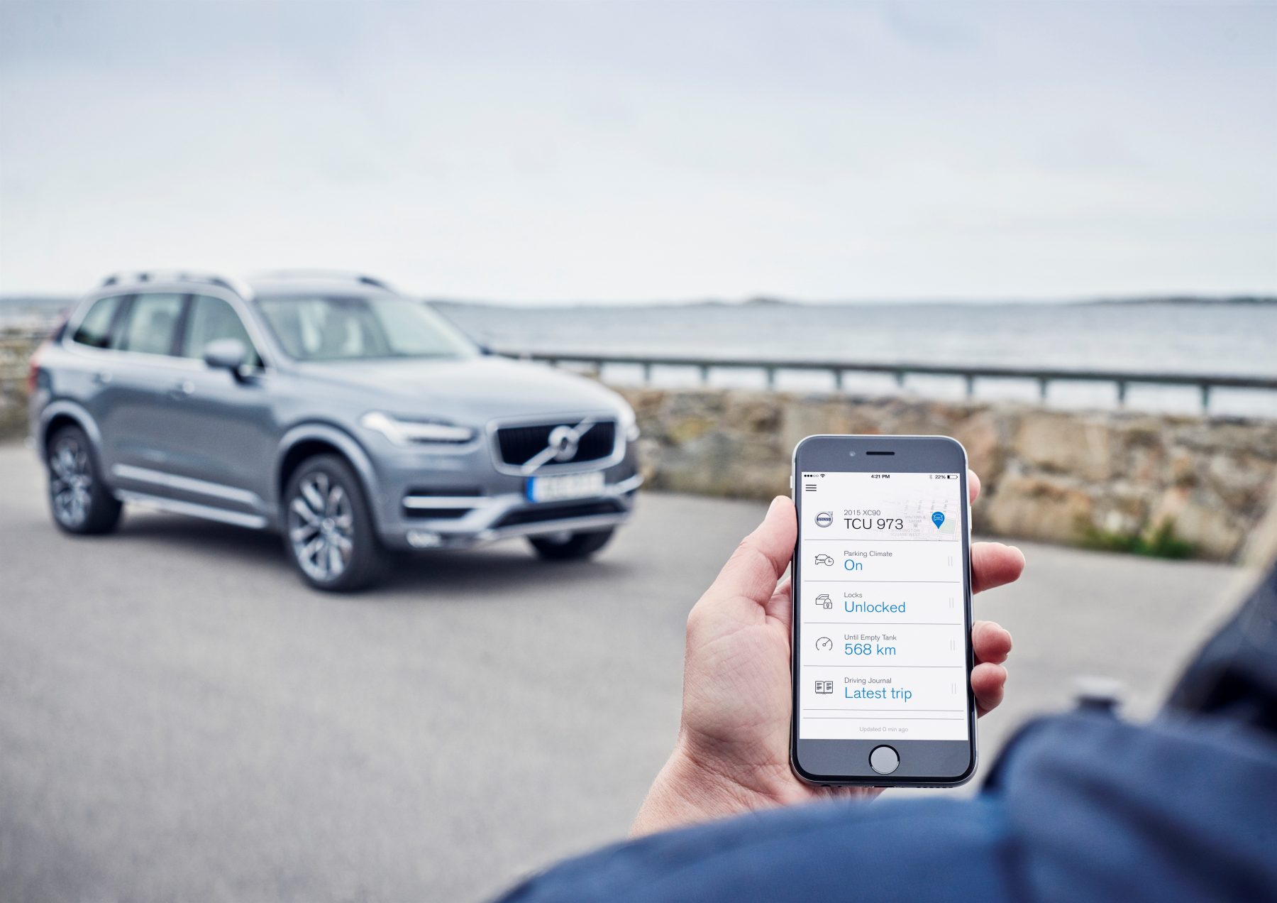 Volvo On Call app in an iOS phone Person with an iPhone with Volvo On Call