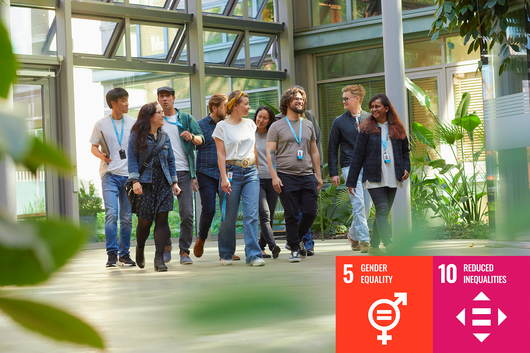 WirelessCar people walking and SDG icon
